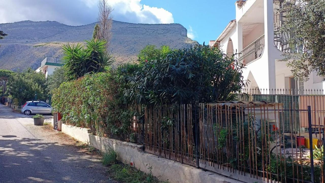Camera Vicino L'Aeroporto Di Palermo Carini Exterior foto